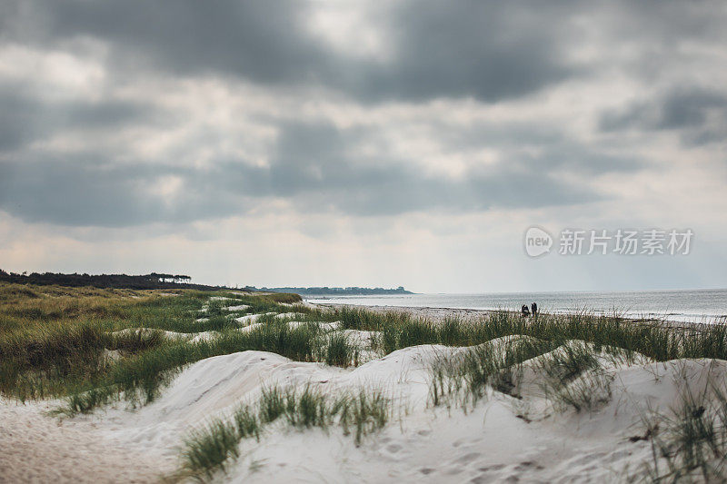 多云的一天，波罗的海沙滩/达斯